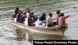 Polisi mengawal distribusi logistik Pilkada Gubernur Papua di Paniai meski pemilihan bupati tertunda (foto dok Polres Paniai)