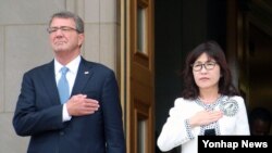 Menteri Pertahanan Jepang Tomomi Inada (kanan) dan Menteri Pertahanan AS Ash Carter di Departemen Pertahanan Amerika, Washington, DC, September 2016.