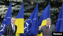 Le secrétaire général de l'OTAN, Jens Stoltenberg, et le président ukrainien, Petro Poroshenko, à Kiev, Ukraine, le 10 juillet 2017. REUTERS / Valentyn Ogirenko 