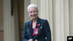 Emma Thompson se encuentra en las afueras del Palacio de Buckingham, Londres, luego de que el Príncipe William la nombrara Dama Comandante del Imperio Británico el 7 de noviembre de 2018.