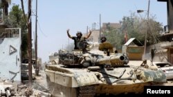 Kendaraa baja militer Irak mendekati posisi militan ISIS di Mosul barat, 18 Juni 2017. 