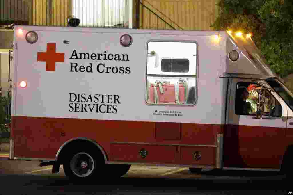 Un véhicule de la Croix de la Rouge repart après avoir déposé des provisions dans l&rsquo;un des appartements du complexe où se trouve la famille mise en quarantaine, à Dallas, le 3 octobre 2014. 