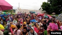 Photo-သြဂုတ်လ ၃ရက်နေ့က မြန်မာအလုပ်သမားများစက်ရုံရှေ့မှာစောင့်နေပုံ ( AAC)