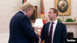 El presidente Donald Trump publicó una fotografía en su cuenta de Twitter donde aparece junto al fundador de Facebook, Mark Zuckerberg, el jueves 19 de septeimbre de 2019.