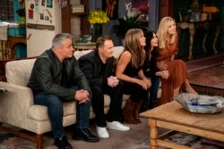 Dari kiri: Matt LeBlanc, Matthew Perry, Jennifer Aniston, Courteney Cox dan Lisa Kudrow dalam sebuah adegan dari reuni spesial "Friends". (Terence Patrick/HBO Max via AP)