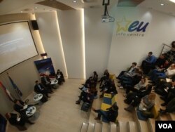 Učesnici konferencije o evropskim perspektivama Zapadnog Balkana, u EU info centru, u Beogradu, 25. januara 2017. (Glas Amerike)