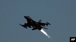 An F-16 jet fighter bound for Libya takes off from a NATO airbase in Aviano, Italy, March 20, 2011. (file photo)