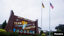 资料照：美国和德国国旗飘扬在德国拉姆施泰因空军基地。