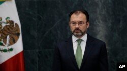 El secretario de Relaciones Exteriores de México, Luis Videgaray señaló que renegociar NAFTA podría traer beneficios para su país.
