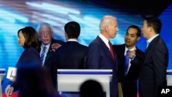 L'ancien vice-président Joe Biden, entouré d'autres candidat de la primaire démocrate.