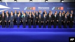 Lãnh đạo và bộ trưởng các nước thành viên NATO tại sân vận động quốc gia PGE ở Warsaw, Ba Lan, 8/7/2016.