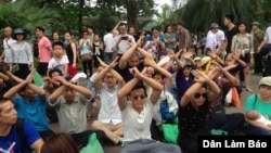 Mọi người ngồi toạ kháng trước UBND TP Hà Nội. 
