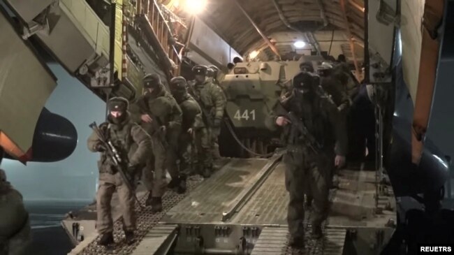 Rus birliklerinin Kazakistan'daki bir askeri üsse gelişi