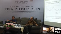 Direktur Riset SMRC Deni Irvani dan Psikolog Hamdi Muluk saat konferensi pers di kantor SMRC di Jakarta, Jumat (12/4/2019). (Foto: VOA/Sasmito)