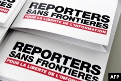 Logo organisasi keselamatan jurnalis, Wartawan tanpa Tapal Batas (RSF) dalam sebuah jumpa pers di Paris, Prancis, 25 April 2018. (Foto: AFP)