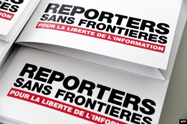 Logo organisasi keselamatan jurnalis, Wartawan tanpa Tapal Batas (RSF) dalam sebuah jumpa pers di Paris, Prancis, 25 April 2018. (Foto: AFP)