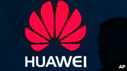 Logo de Huawei en una tienda de la empresa en Beijing. Una alta ejecutiva de la compañía, detenida en Canadá a solicitud de EE.UU., fue dejada en libertad bajo fianza, el martes 11 de diciembre de 2018.