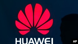 China reacciona a decisión estadounidense de considerar a Huawei un riesgo de seguridad e imponerle al gigante tecnológico controles de exportación 