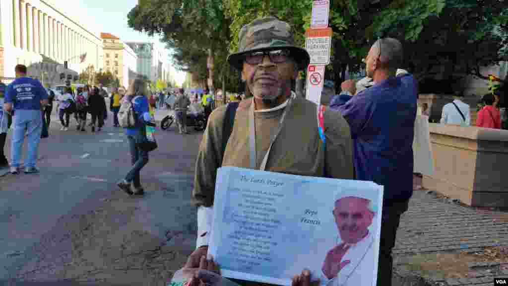 A vendor sells souvenirs during the pope&#39;s visit to Washington, Sept. 23, 2015 (Richard Green/VOA)