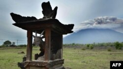 Pemandangan di sekitar Gunung Agung, dilihat dari kawasan Kubu, Karangasem, Bali, 29 November 2017. (Foto: dok). 