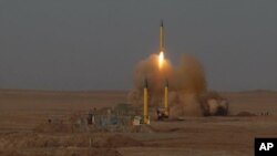 Un misil superificie-superficie es disparado en un sitio no identificado de Irán durante maniobras el mes pasado.