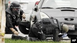 La policía tuvo que "barrer" los edificios de las dos universidades y aunque no se encontró ninguna bomba, en ambos casos las clases fueron suspendidas.