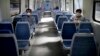 Rares passagers du métro à Buenos Aires, lors du confinement obligatoire visant à lutter contre la coronavirus, Argentine, 20 mars 2020. (Photo AP/Natacha Pisarenko)