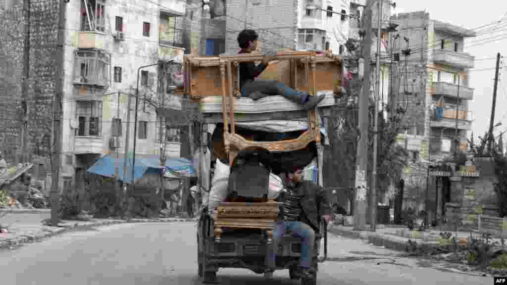 Des Syriens déplacent leurs biens d&#39;un quartier à un autre dans la ville nord de la Syrie Alep.