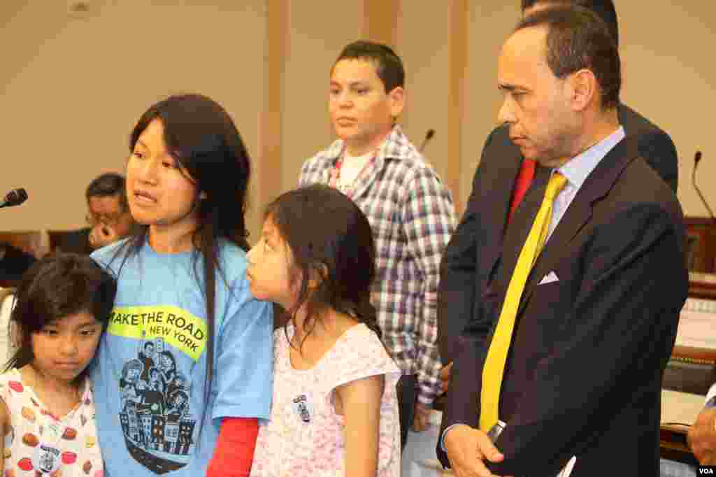 El congresista demócrata Luis Gutiérrez le dio la bienvenida a los niños.