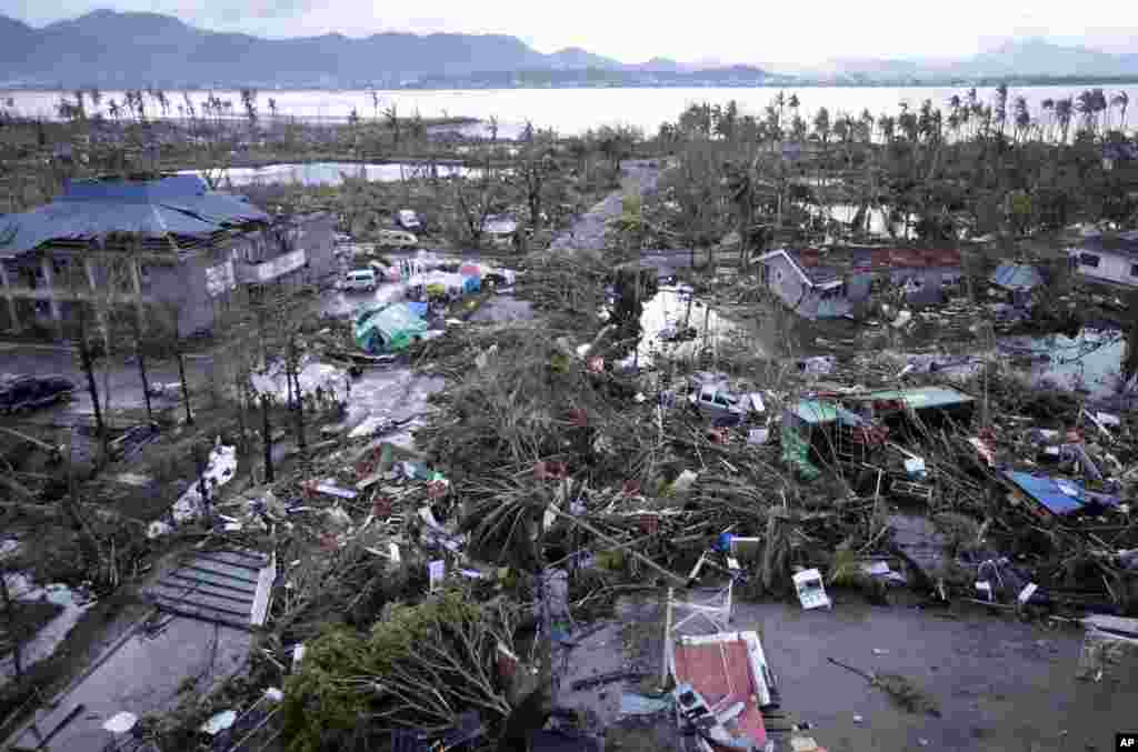 Uwanja wa ndege wa Tacloban umefukikwa na takataka na vifusi baada ya kimbunga kikubwa cha kupita na kuharibu miji na vijiji katikati ya Ufilipino, Nov. 9, 2013. 