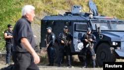 Arhiva - Pripadnici specijalne jedinice kosvoske policije ROSU na prelazu Jarinje gde protestuju i Srbi sa severa Kosova, 27. septembra 2021.