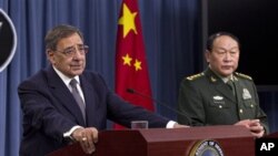 Bộ trưởng Quốc phòng Hoa Kỳ Leon Panetta trong cuộc họp báo chung với Bộ trưởng Quốc phòng Trung Quốc Lương Quang Liệt tại Ngũ Giác Đài, ngày 7/5/2012