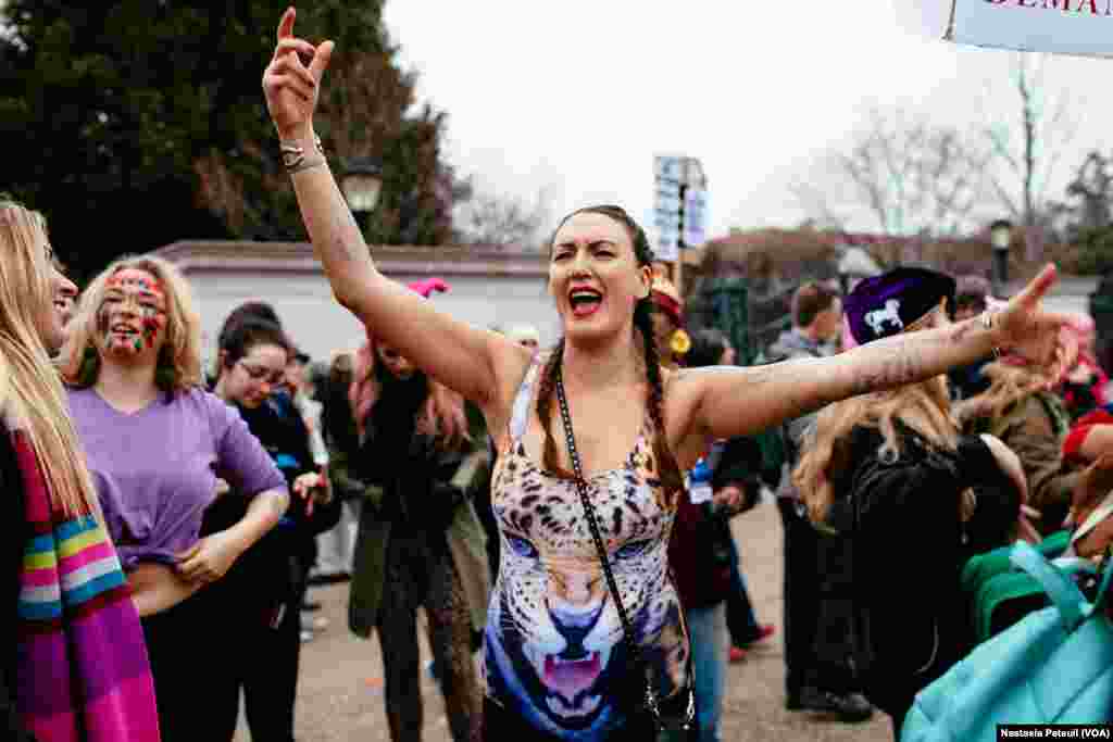 Une jeune fille danse pour la Marche des femmes à Washington DC, le 21 janvier 2017. (VOA/Nastasia Peteuil)