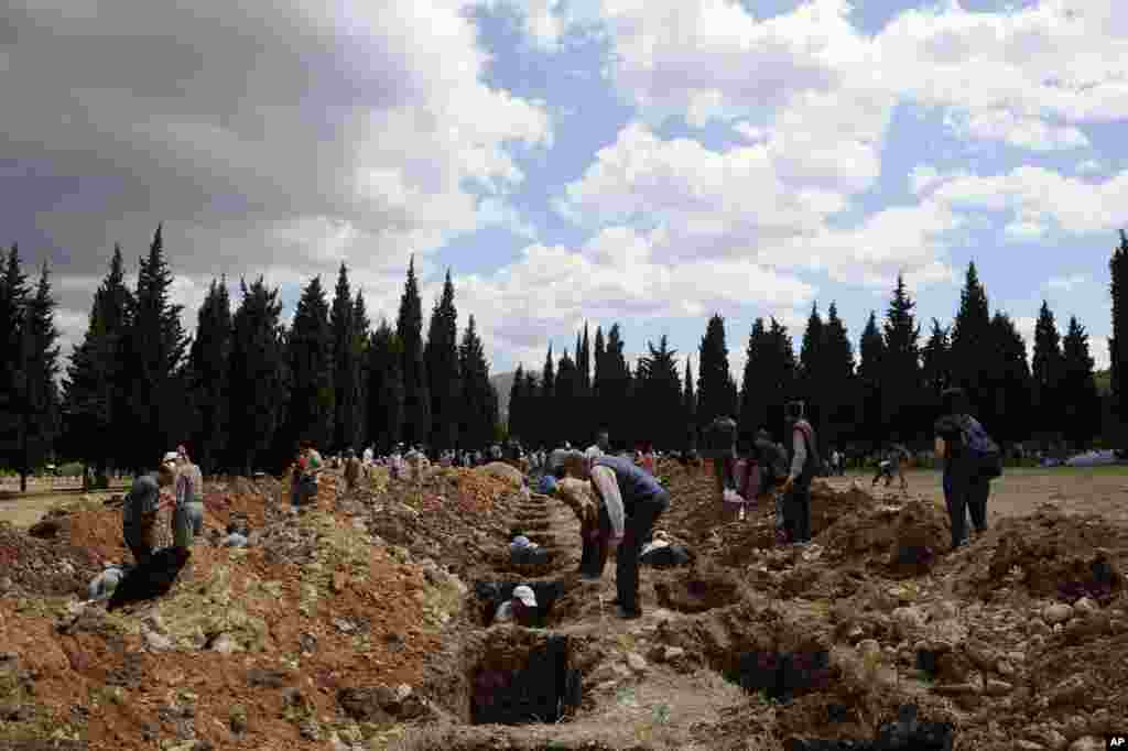 People prepare graves for the coal mine disaster victims in Soma, Turkey, May 15, 2014.