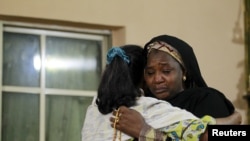 Des personnes en deuil se consolent en rendant visite à la famille d'une victime d'une bousculade survenue à Mina, en Arabie saoudite, le 26 septembre 2015. 