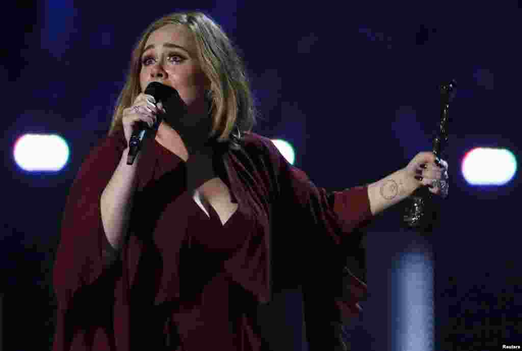 Adele aceitando o prémio Global Successno BRIT Awards em Londres.