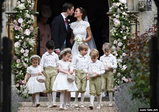 Hoàng tử George và Công chúa Charlotte cầm giỏ hoa trong đám cưới của dì Pippa Middeton.