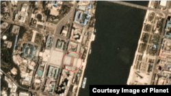 민간 위성업체 '플래닛 랩스(Planet Labs Inc.)'가 한반도 시간으로 11일 오전 10시54분 평양 일대를 촬영한 위성사진을 살펴본 결과 김일성 광장에는 직사각형 형태로 도열한 인파가 포착됐다.