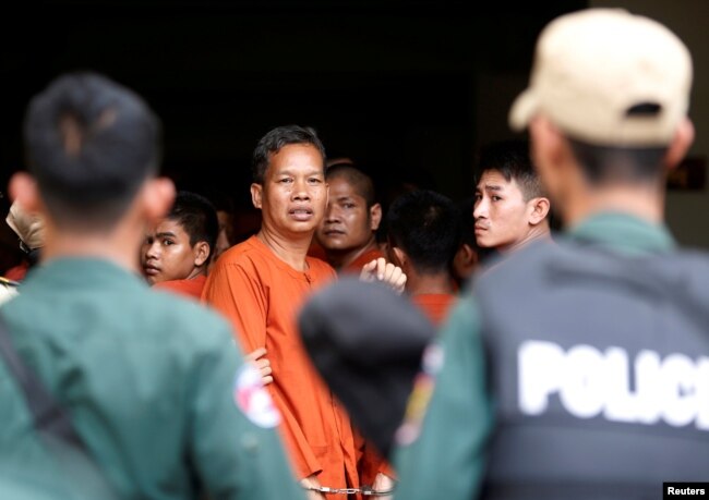 លោក រ៉ាត់ រត្នមុនី សកម្មជនសិទ្ធិពលករ និងអ្នកបកប្រែសម្រាប់ការផលិតភាពយន្តឯកសារ «ម្តាយខ្ញុំលក់ខ្ញុំ» បានមកដល់តុលាការរាជធានីភ្នំពេញ ដើម្បីការជំនុំជម្រះក្តី នៅរាជធានីភ្នំពេញ កាលពីថ្ងៃទី៣០ ខែឧសភា ឆ្នាំ២០១៩។ (REUTERS/Samrang Pring)