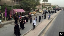 Shi'ite pilgrims march toward the Imam Mousa al-Kadhim shrine to commemorate the anniversary of the Imam's death in Baghdad, Iraq, April 29, 2016. 