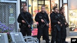 L'officier de police assurent la sécurité de l'hôtel Stachus après une fusillade à Munich, Allemagne, 22 juillet 2016. 