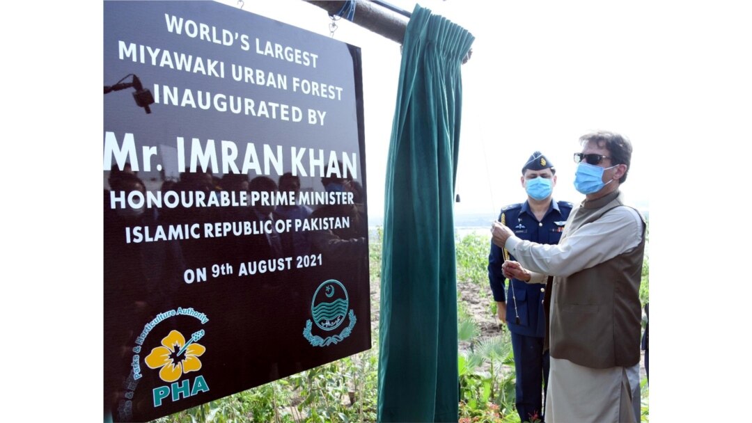 Perdana Menteri Pakistan Imran Khan meresmikan hutan kota Miyawaki terbesar di dunia, di Lahore, Pakistan 9 Agustus 2021. (Selebaran Departemen Informasi Pers (PID) via REUTERS)