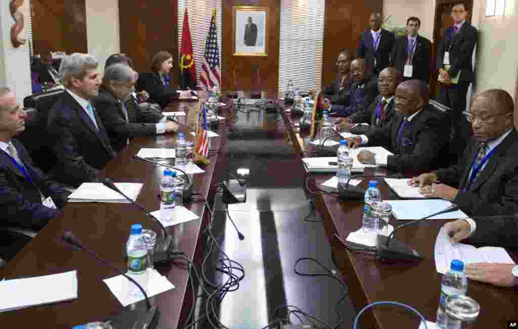 Reunião no Ministério das Finanças em Angola com as comitivas do Sec. Estado americano John Kerry, segundo à esquerda e do ministro dos Negócios Estrangeiros angolano, Georges Chicoti, segundo à direita. Luanda, Angola, 5 de Maio 2014