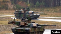美軍M1A2艾布拉姆斯主戰坦克（圖為美軍與北約及夥伴國家軍人2014年11月18日在德克薩斯州胡德堡舉行的聯合軍演）