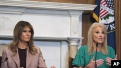 Ibu Negara AS, Melania Trump (kiri) mendengarkan penasihat Gedung Putih, Kellyanne Conway dalam diskusi menghadapi krisis opioid di Gedung Capitol, Washington, D.C., 23 Oktober 2019. 
