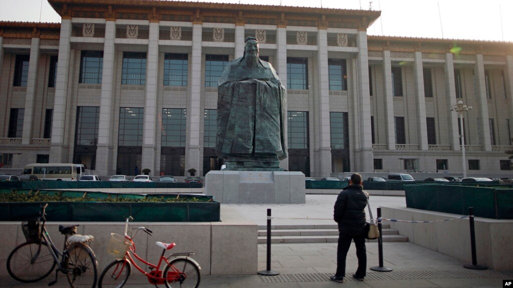 Tượng Khổng Tử gần quảng trường Thiên An Môn, Bắc Kinh. Khổng Tử là một "sức mạnh mềm" mà Trung Quốc muốn quảng bá ra thế giới.