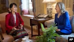 Secretary of State Hillary Rodham Clinton (R) meets with Burma democracy leader Aung San Suu Kyi at the State Department in Washington, September 18, 2012.