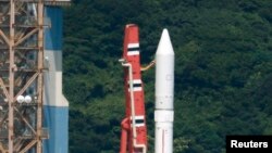 27일 일본 가고시마현 로켓 발사대에 설치된 '엡실론' 로켓. 발사 예정 시간을 19초 앞두고 결함이 발견돼, 발사를 중단했다.