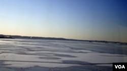 Ice on the surface of the Potomac River in Washington, DC, Feb. 19, 2015. (Diaa Bekheet/VOA)