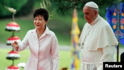 Paus Fransiskus bertemu Presiden Korea Selatan, Park Geun-hye di Seoul hari Kamis (14/8).